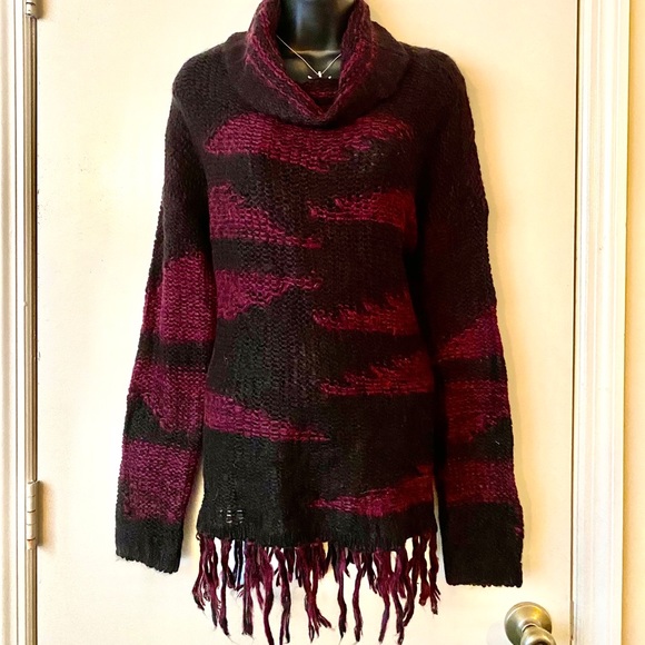 💫 VENUS CONTRASTED FRINGE TURTLE NECK SWEATER. - Picture 2 of 5